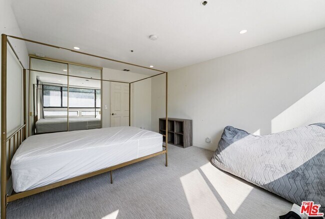 Building Photo - 121 S Hope St