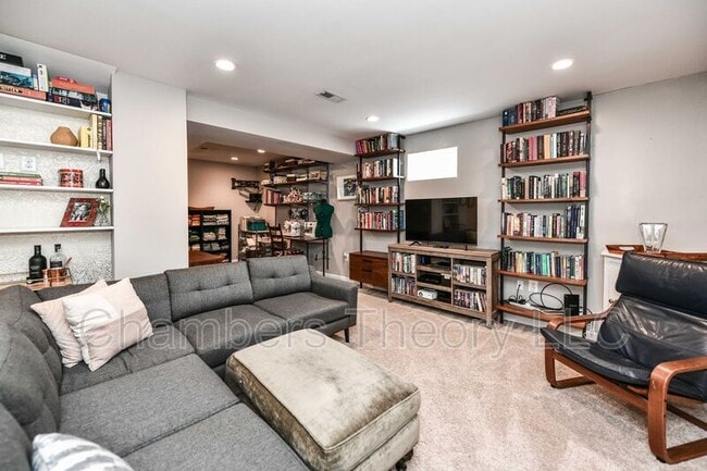 Building Photo - 1015 Woods Pl