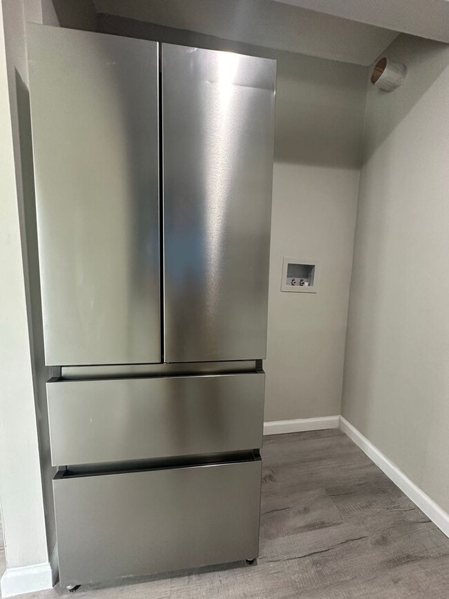 Building Photo - 607 New River Dr