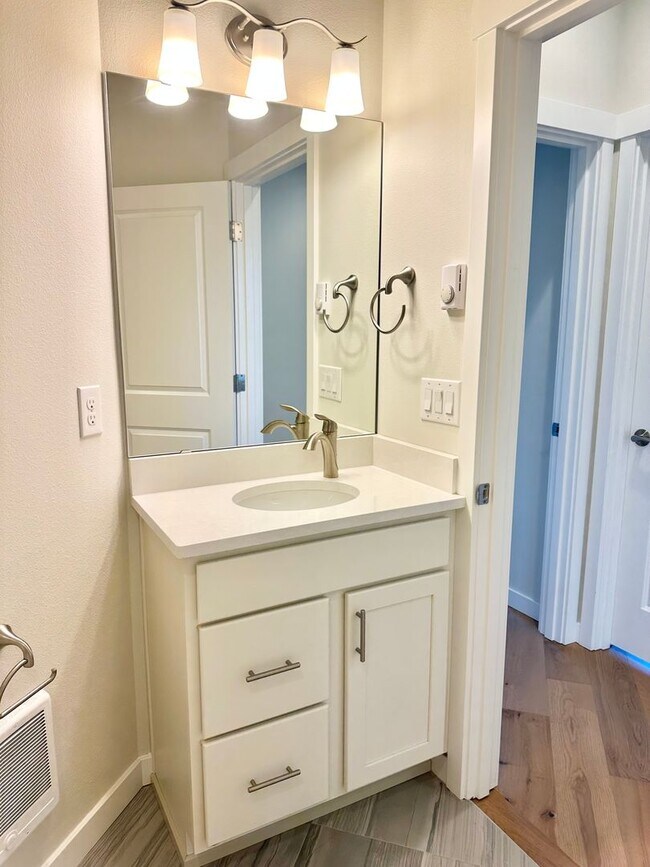 Building Photo - Modern 3-bed, 2.5-bath Townhome in Lake Forrest Park!