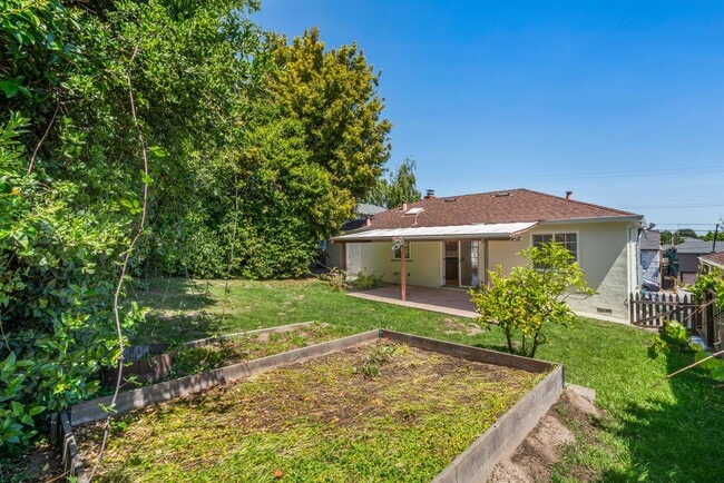 Building Photo - 135 Anza Way