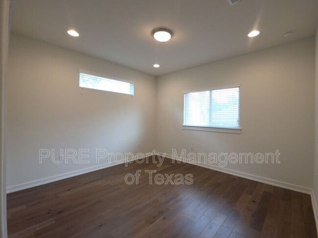 Building Photo - 6800 Menchaca Rd