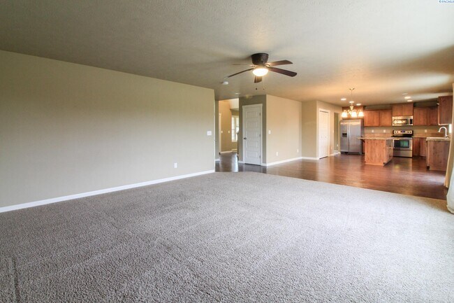 Building Photo - Large 4 Bed, 2.5 Bath West Pasco Home