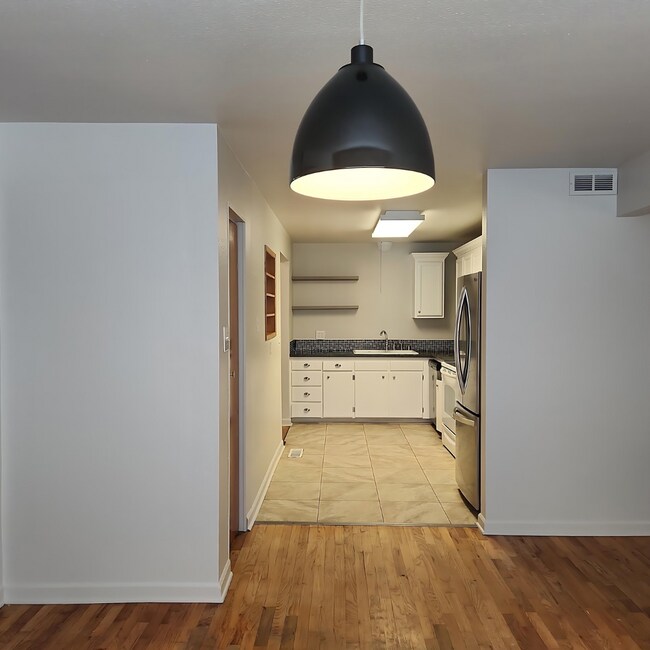 Building Photo - 911 W Leola St