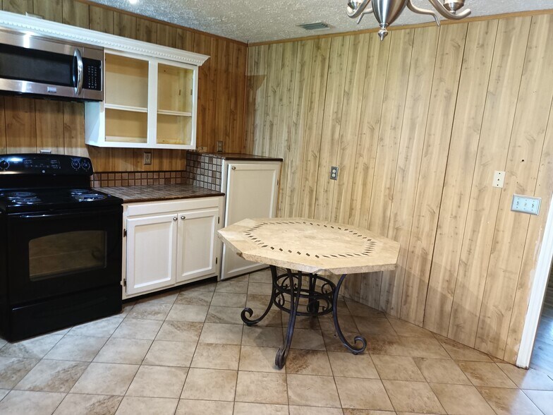 Building Photo - 471 Logan Ave