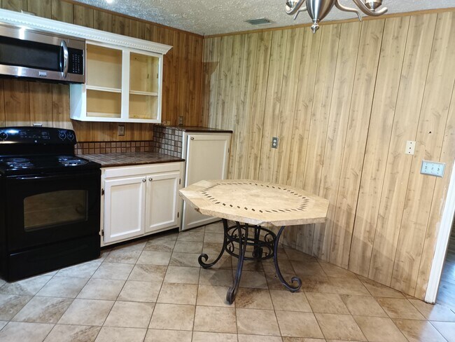 Building Photo - 471 Logan Ave