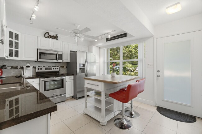 Building Photo - 3002 Portofino Isle