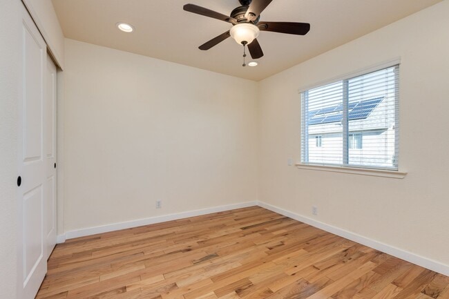 Building Photo - Lovely light and bright 3 bedroom 2.5 bathroom home Doe MIll Neighborhood, Cul-de-Sac Location