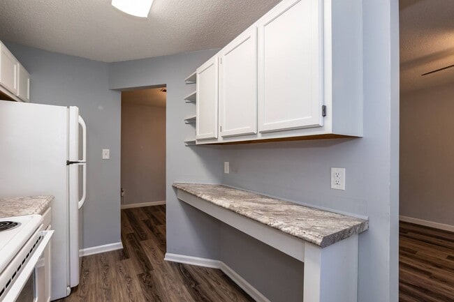 Building Photo - One Bedroom Condo With GREAT Location!