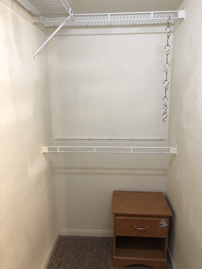 Walk-in closet - 521 Southwest Pky