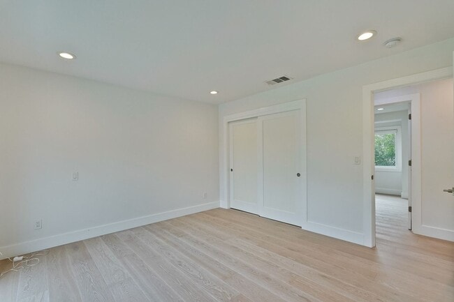 Building Photo - Gorgeous 4 Bed 3 Bath House on a Corner Lot!