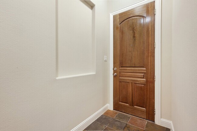 Building Photo - 5812 La Vista Dr