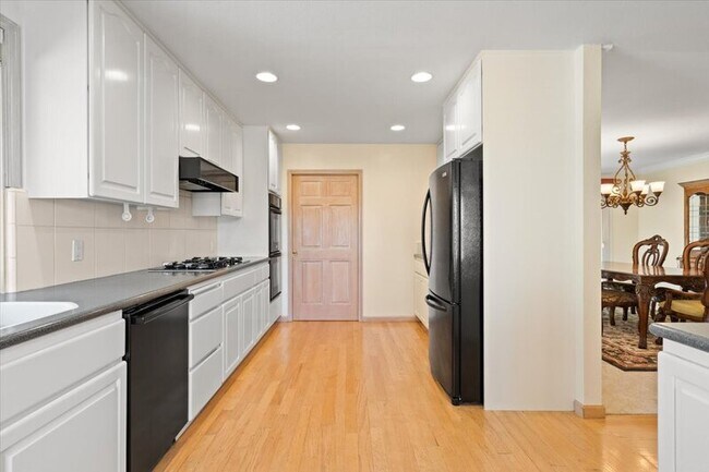 Building Photo - 18610 Jayhawk Dr