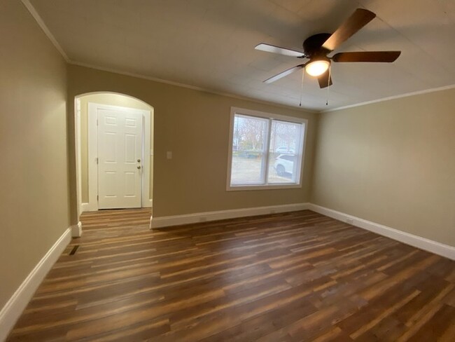 Building Photo - 2 Bedroom, 1 bath home with conditioned ba...