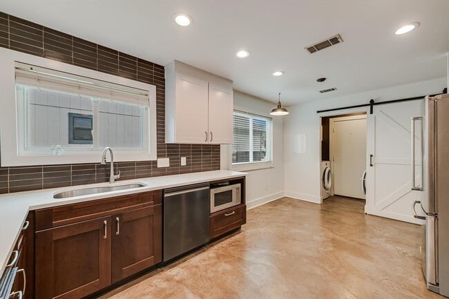 Building Photo - 9012 Texas Oaks Dr