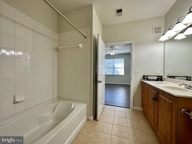 Building Photo - 12925 Centre Park Cir