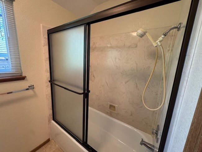 Building Photo - Spacious 4 bedroom, single level home in M...