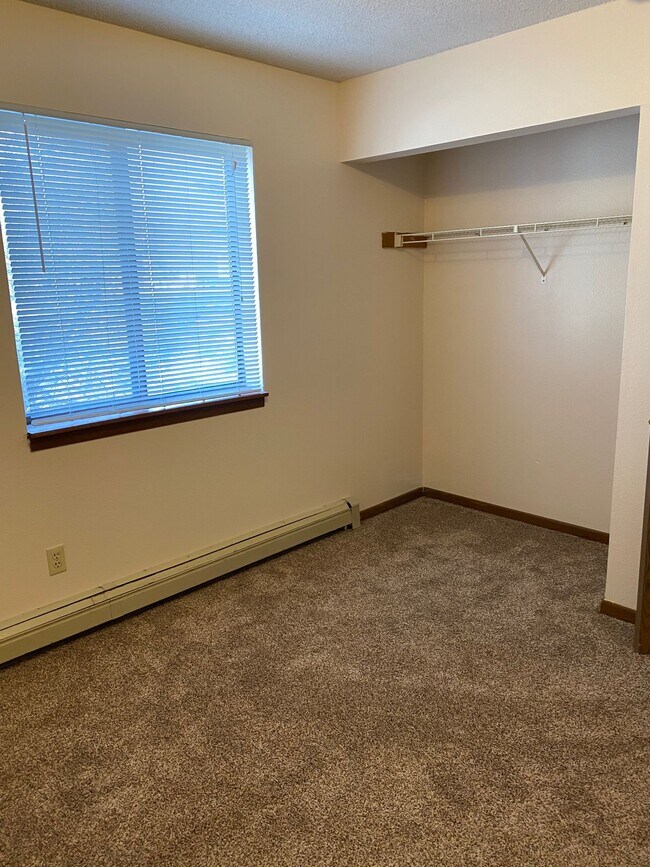 Building Photo - 4 Bedroom 2 Bathroom Apartment