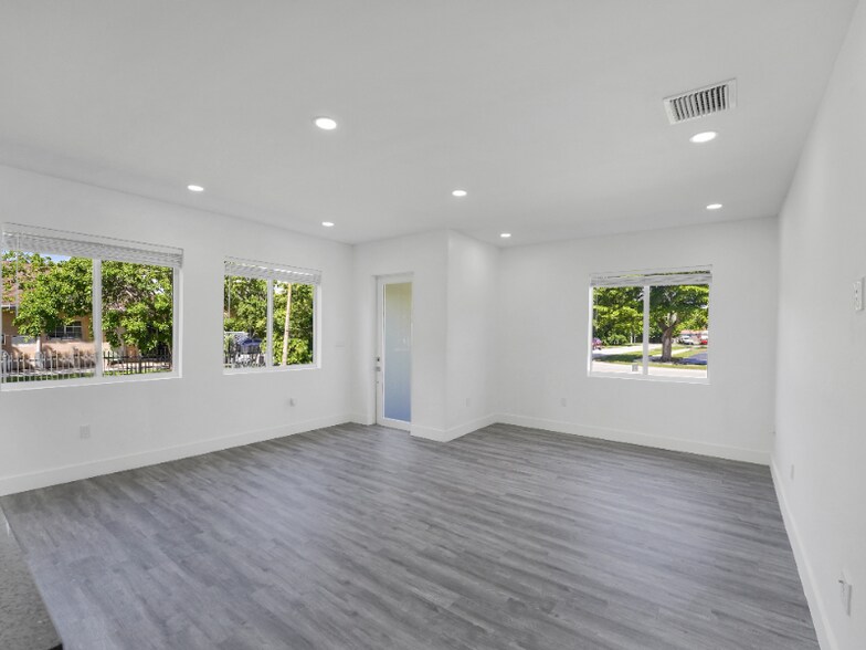 Building Photo - 760 SW 10th St