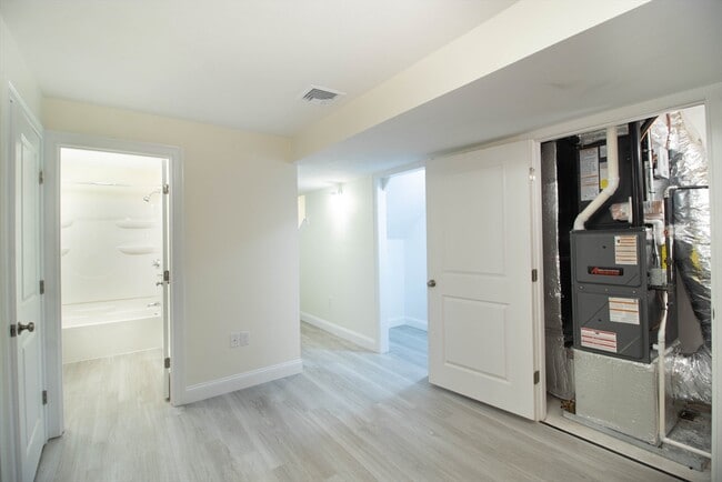 Building Photo - 5 W Chapel St