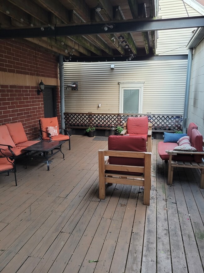 Outdoor Space - 1455 W Belmont Ave