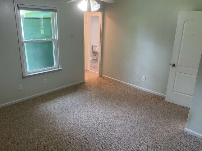 Building Photo - "Charming 3-Bedroom Haven with 2 Full Bath...