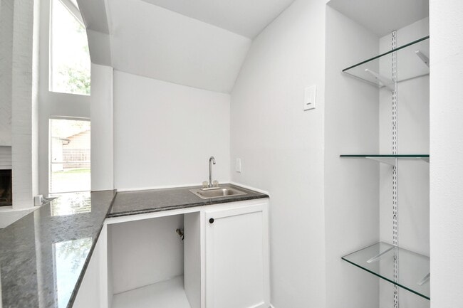 Building Photo - 5310 Oak Cove Dr