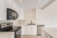 Building Photo - ? Coastal Luxury! Remodeled Solana Beach C...