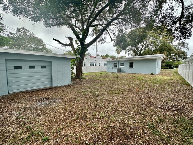 Building Photo - Stunningly Renovated 2/1 near the water av...