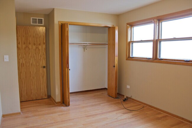 Building Photo - 7870 W Cahill Terrace