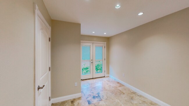 Building Photo - 3/2 with Den and extra long single car gar...
