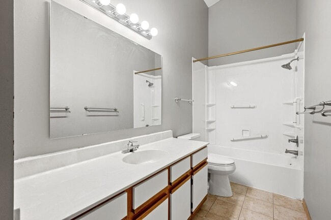 Building Photo - Spacious 3BR 2Bath Townhome in the desirable Seward Neighborhood!