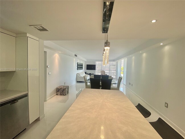 Building Photo - 3731 N Country Club Dr