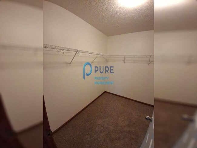 Building Photo - Warm and inviting Woodbury Townhouse! 3 br...