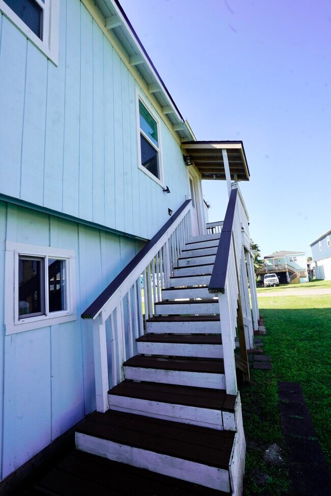 Building Photo - 4027 Surf Dr