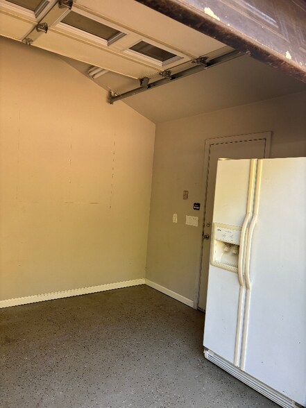 Building Photo - 10142 La Porte Rd