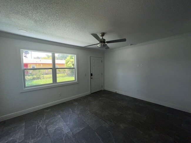 Building Photo - Fully Renovated 2 Bed, 1 Bath Duplex in th...