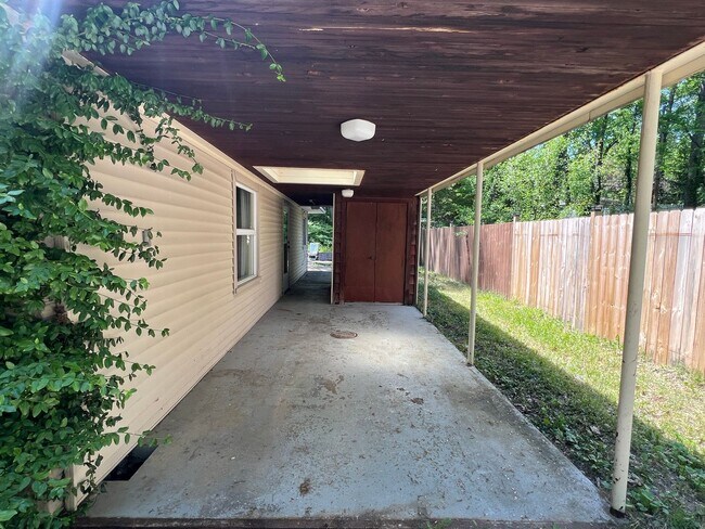 Building Photo - SPACIOUS HOME IN TRAVERSE CITY LOCATED NEAR NMC & EAST BAY