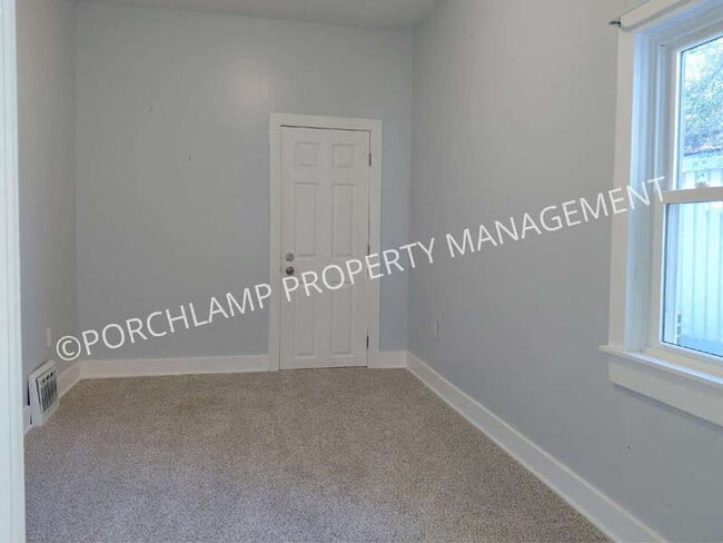 Building Photo - 606 Houston Ave