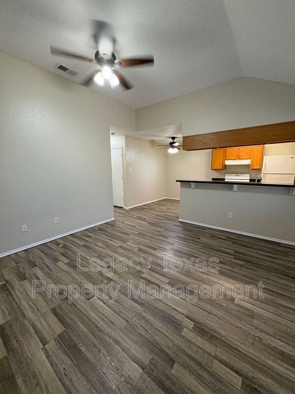 Building Photo - 641 Woodard Ave