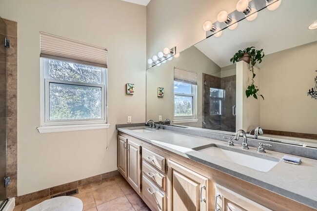 Building Photo - Furnished Downtown Louisville 5BDR Gem