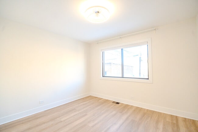 Building Photo - 2740 W Farragut Ave