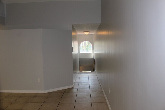 Building Photo - Lovely Condo for rent