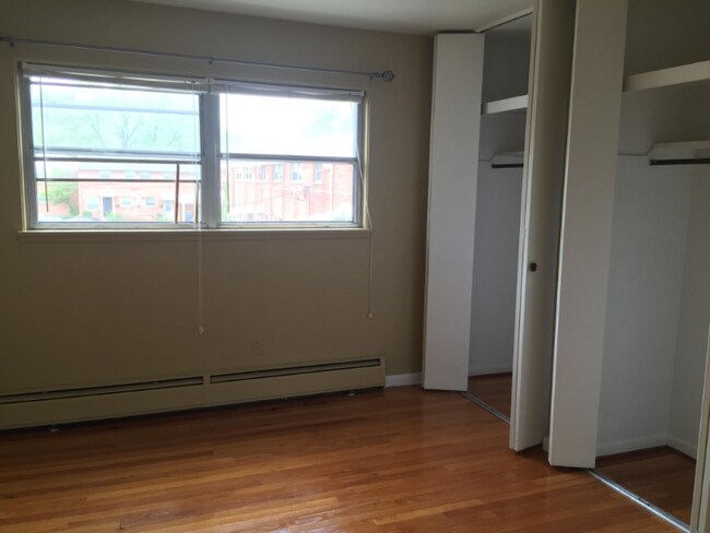 Building Photo - 2525 W 13 Mile Rd