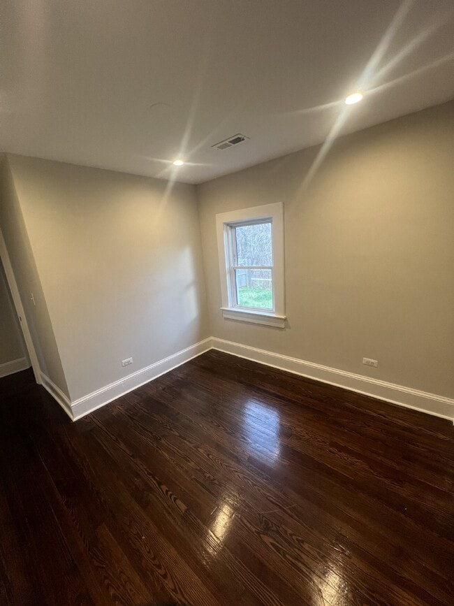Building Photo - Charming 3-Bedroom Home with 3 Full Bathro...