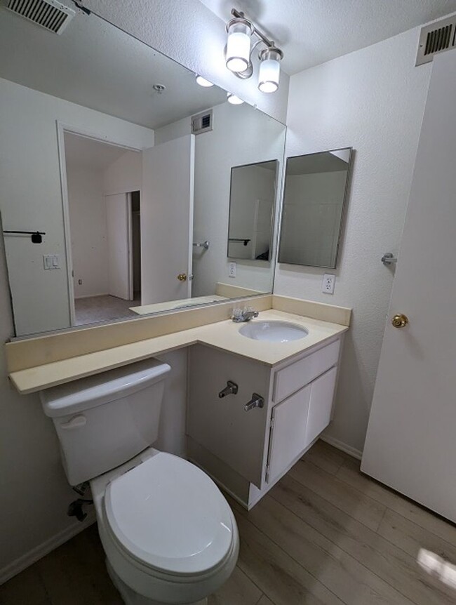 Building Photo - 2Bed 2.5 Bathroom Two Story Townhome at th...