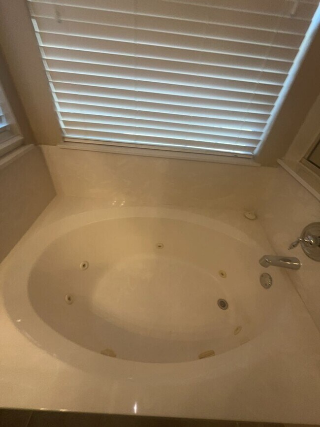 Building Photo - AVAILABLE NOW!