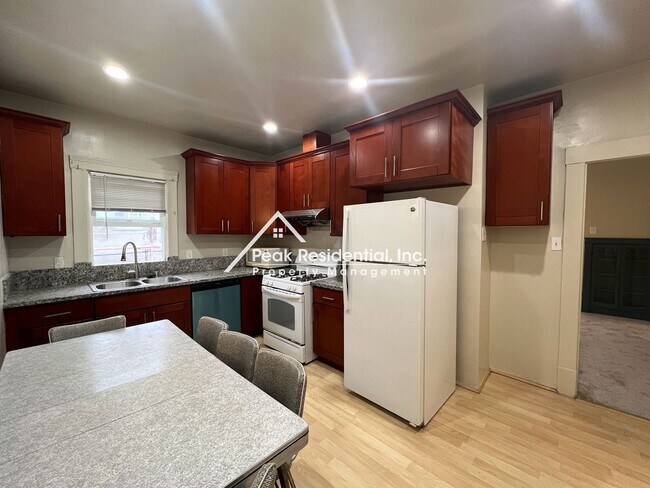 Building Photo - Charming 3bd/1ba Midtown Apartment-Must See!
