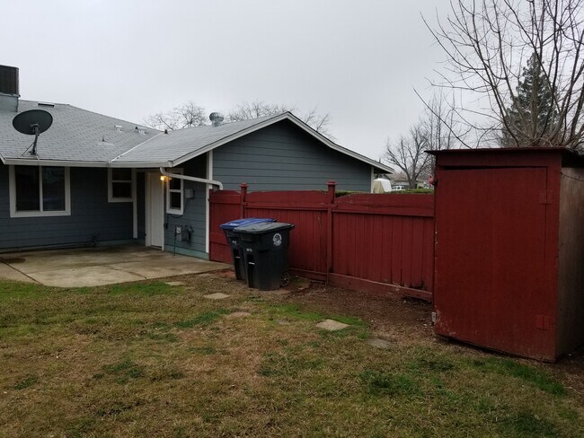 Building Photo - GREAT LOOKING 2BD / 1BTH DUPLEX W/ SPACIOUS BACKYARD!