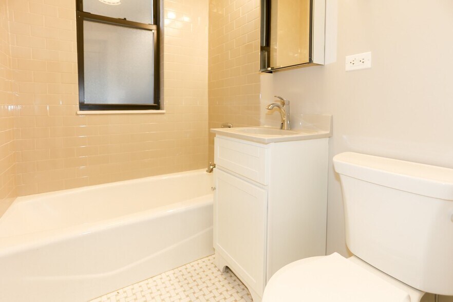 Building Photo - 817 W Lakeside Pl